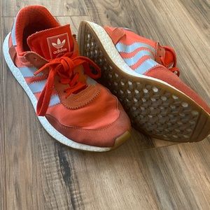 WOMENS ADIDAS RUNNING SHOE SIZE 9.5